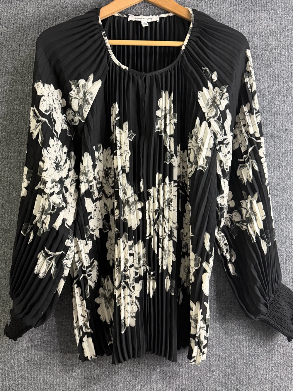 Rose + Olive Womens 1X Black White Floral Accordion Pleated Blouse Smocked Cuff